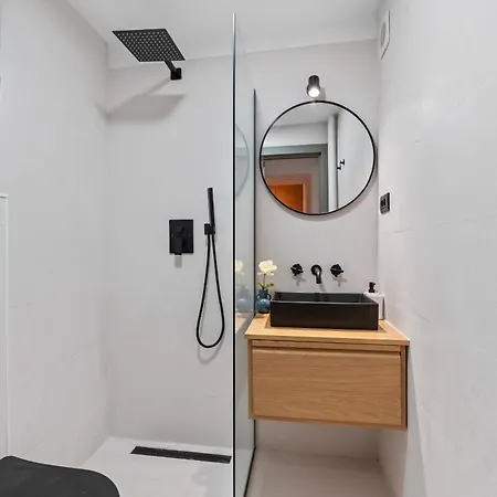 Downtown Comfort Near Attractions Апартаменты Бухарест